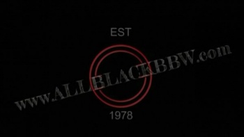 Чудак просто смотрит как телочка ложится пере ней боком на кровать