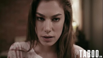 Тот валяется на кровати