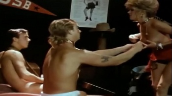 Она принялась исправно ему подмахивать