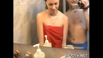 Шмара трепает член в домашней кровати