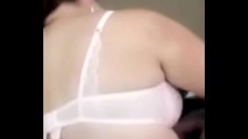 Она подзывает к себе подружку