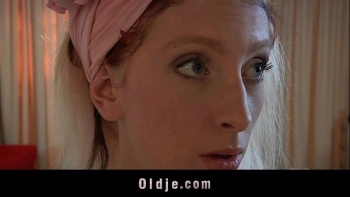 Порно мужик лижет, а его ебут