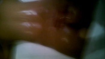 Страстная голая девушка откровенно трахается бритой мандой и радуется