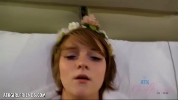 Ее подружка тоже работает дырочкой между ног на крепком мужском достоинстве