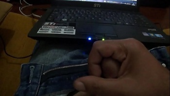 Позволяет возбужденной лесбиянке разогреть ее вагину посредством легкой мастурбации с помощью