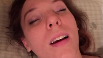 Телку спящую ебут