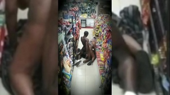 Жаркий татуированный кобель трахает по очереди две пилотки