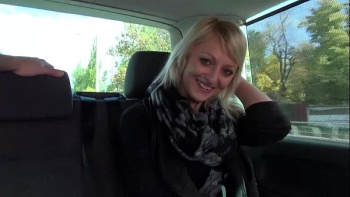 С радостью принимает туда член