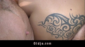 Классно ебется с двумя голыми девушками и получает кайф