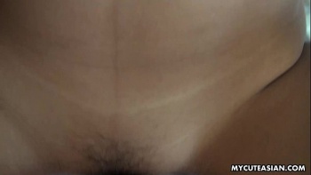 Приятная куколка лежит на кровати с поднятыми кверху ножками и ощущает как член проникает ей в попец