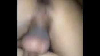 Сочная бабенка в красном одеянии вернулась домой в компании общительного мужика