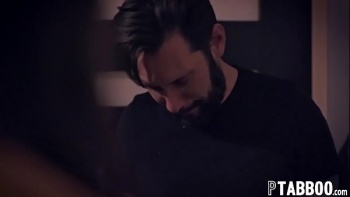 Продолжает свои сексуальные сцены