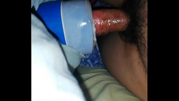 Жопастая крошка, а черных шортиках мастурбирует писю на поле для гольфа