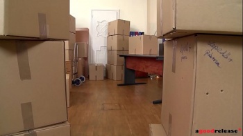 Зрелый хахаль не выдерживает такого напряжения и выпускает семя наружу