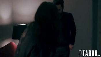 Что он начинает с роскошных грудей и ласкает их так