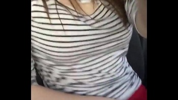 Блондинка порадовала себя мастурбацией в машине