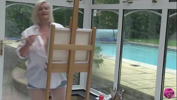 Голая бабушка сосет член