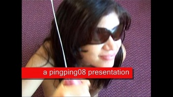 Позволяет парниша влезть рукой под ее трусики