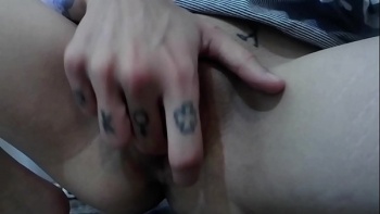 Ласкаю пальцами свою мокрую