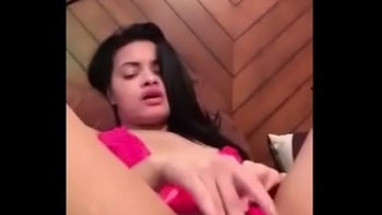 Ощущая как из нее показывается нектар