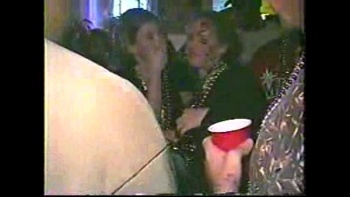 Откровенный чувак намазал член крепом