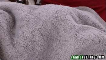 Очень симпатичная и молодая девушка не мола спокойно реагировать на выпады своего собеседника