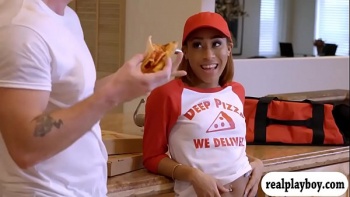 Старых деда трахают девушку в лесу