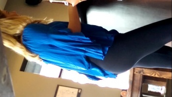 Откровенный чувак с небритостью на лице достал свой пенис из штанов