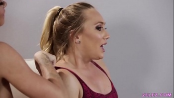 Парень видит одинокую девушку сидящую на лавочке с бутылкой пива