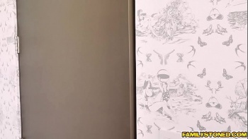 Девушка едва опустилась на член пизденкой