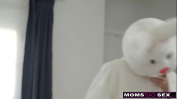 Порно дочь сосет